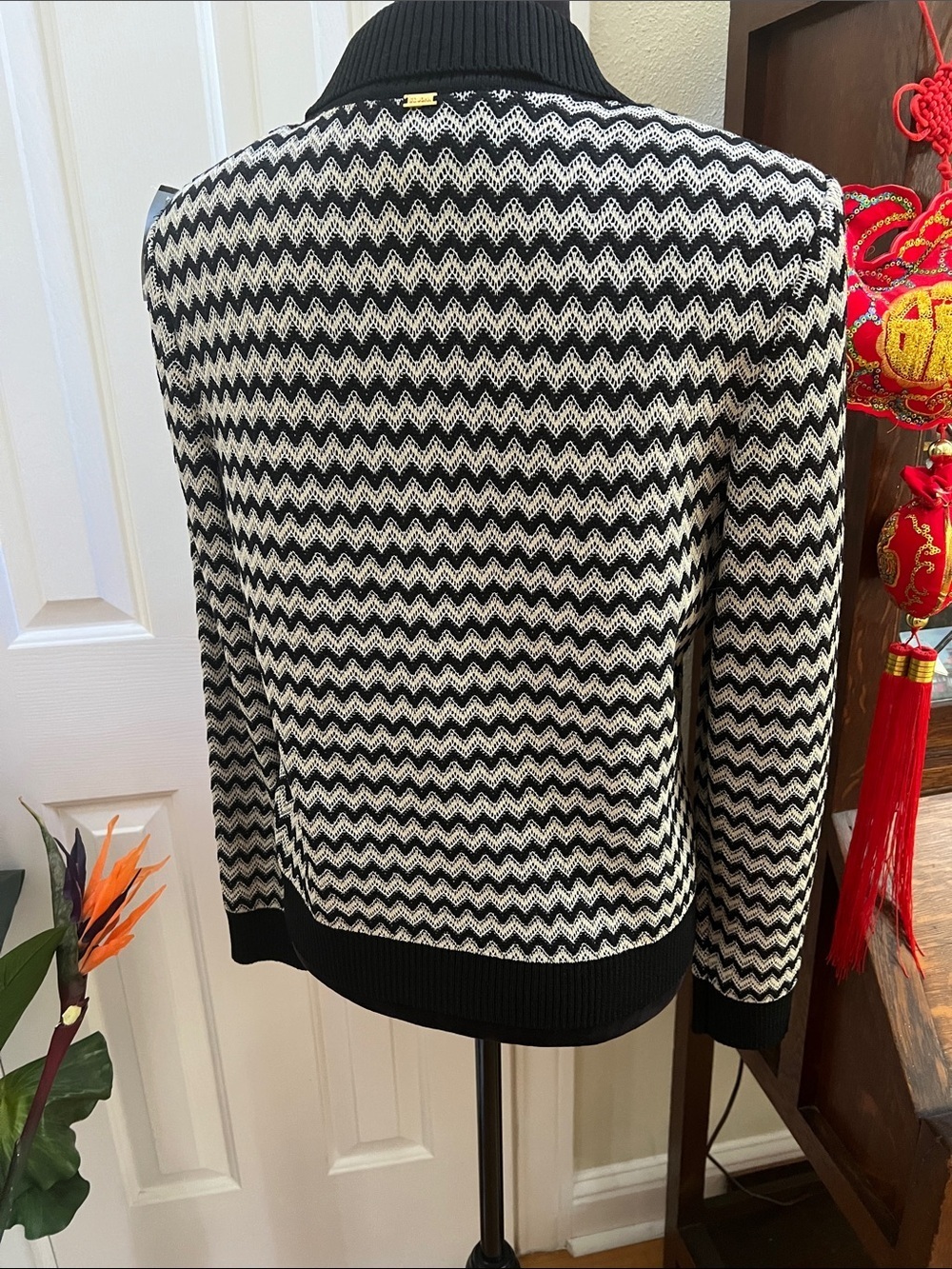 St John Nordstrom Black & White Zigzag Zip-Front Knit Jacket - Picture 4 of 12